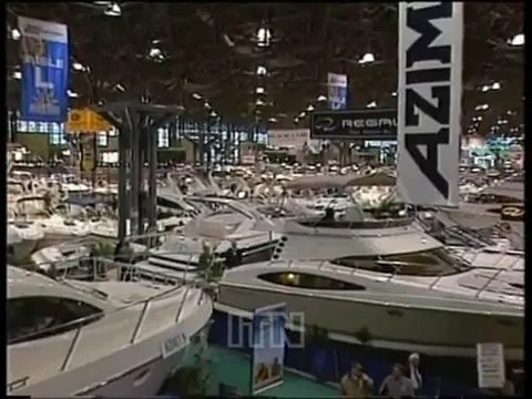 VIDEO: Cea mai tare veverita din lume! Faca schi nautic si spoi isi piloteaza singura barca!